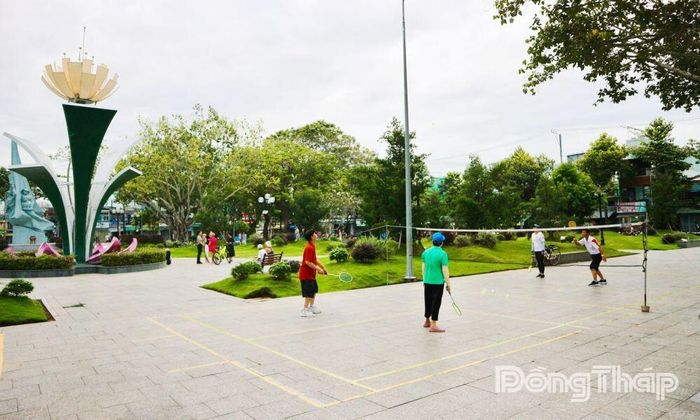 Tăng cường vận động thể lực góp phần phòng ngừa bệnh. Ảnh: VĂN PHÚC