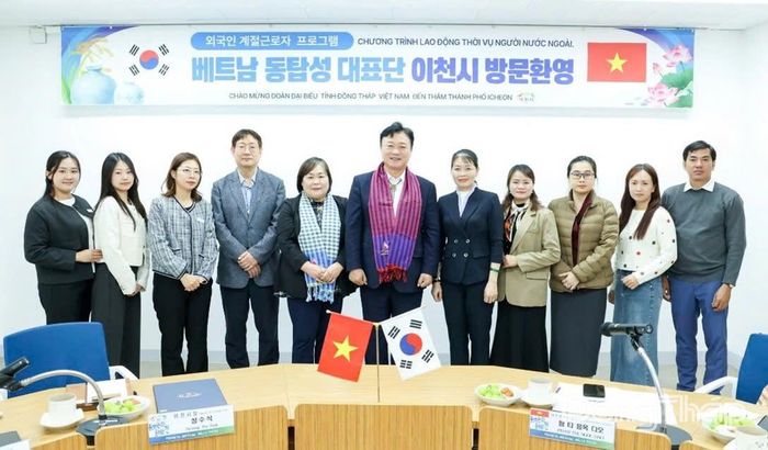 Đại diện hai địa phương chụp ảnh lưu niệm sau lễ ký kết hợp tác tuyển chọn lao động thời vụ mùa vụ 2027.