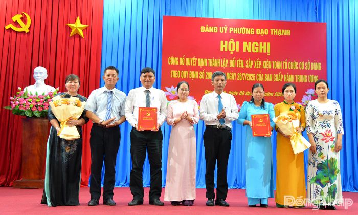 Lãnh đạo phường Đạo Thạnh trao Quyết định thành lập Đảng bộ Y tế phường Đạo Thạnh và Đảng bộ Trường Trung học phổ thông Trần Hưng Đạo.