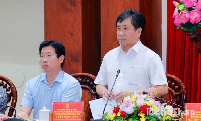 Đồng chí Trần Văn Dũng, Ủy viên Ban Thường vụ Tỉnh ủy, Phó Bí thư Đảng ủy, Phó Chủ tịch Thường trực UBND tỉnh, phát biểu tại hội nghị.