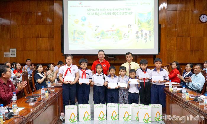 Ban Tổ chức trao học bổng cho học sinh có hoàn cảnh khó khăn, vượt khó học tốt tại Hội nghị triển khai Chương trình “Sữa đậu nành học đường” năm học 2026 - 2027.