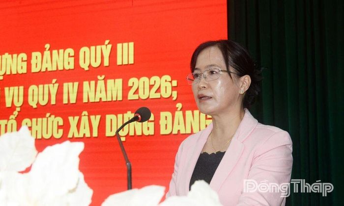 Đồng chí Nguyễn Thị Hiền, Phó Trưởng ban Ban Tổ chức Tỉnh ủy phát biểu gợi ý thảo luận tại hội nghị.