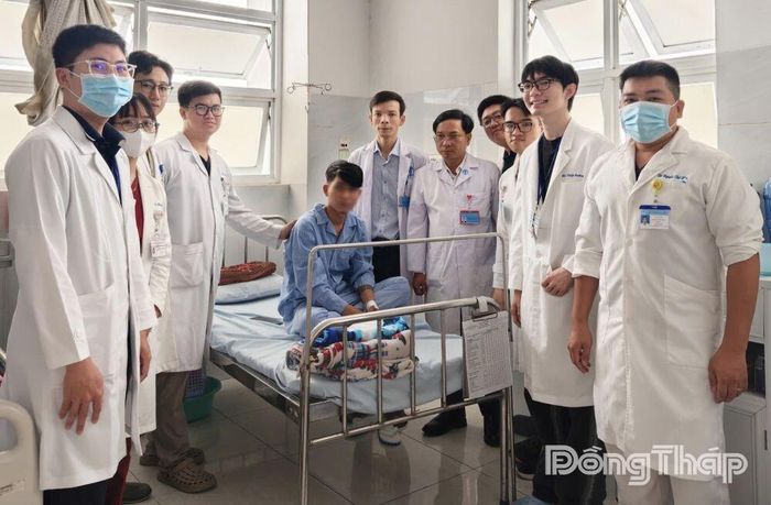 Bác sĩ Nguyễn Anh Duy (thứ 6 từ phải sang) cùng các y, bác sĩ theo dõi sức khỏe bệnh nhân bị thủng tim.