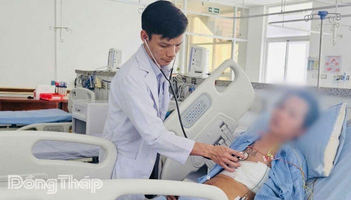 Bác sĩ Nguyễn Anh Duy khám bệnh cho bệnh nhân.