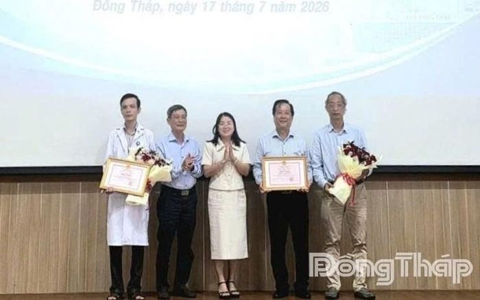 Bác sĩ chuyên khoa II Nguyễn Anh Duy (bìa trái) nhận Bằng khen của Chủ tịch UBND tỉnh Đồng Tháp vì có thành tích xuất sắc đột xuất trong công tác cấp cứu, phẫu thuật và điều trị thành công người bệnh bị vết thương tim nguy kịch.