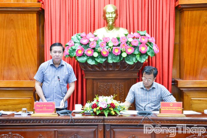 Đồng chí Lê Hà Luân, Giám đốc Sở Nông nghiệp và Môi trường phát biểu tại buổi họp.