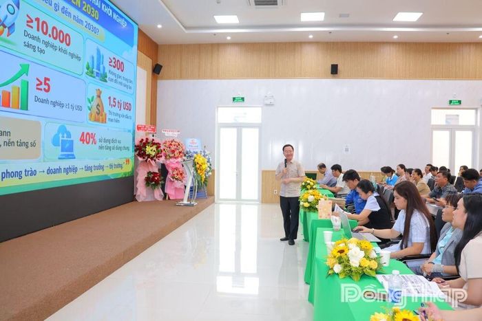 Các đại biểu tìm hiểu định hướng, chính sách hỗ trợ phát triển hệ sinh thái khởi nghiệp đổi mới sáng tạo.