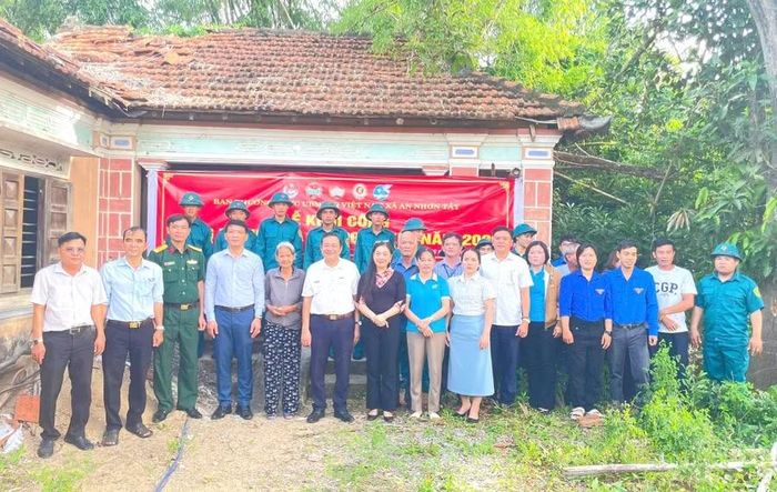  Ban Thường trực Ủy ban MTTQ Việt Nam xã An Nhơn Tây sửa chữa nhà “Đại đoàn kết” cho gia đình chính sách. Ảnh: Minh Anh 