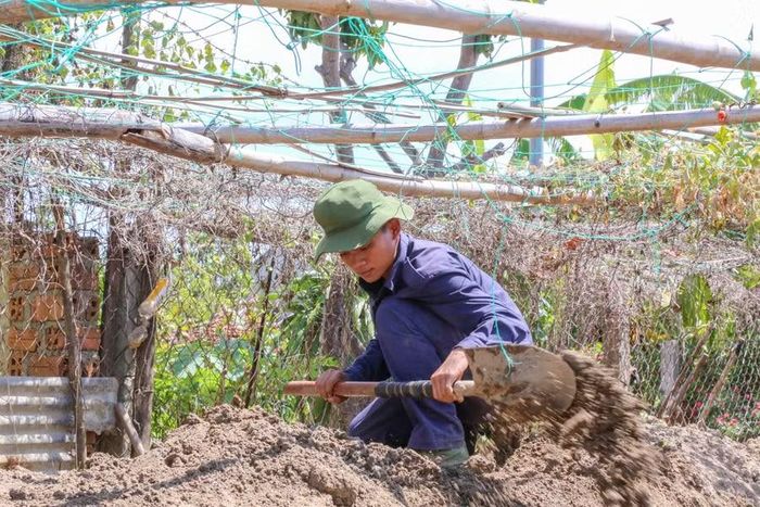  Cán bộ, chiến sĩ đội K52 cật lực đào tìm, quy tập hài cốt liệt sĩ tại khu vực có nguồn tin do người dân cung cấp. Ảnh: H.P 