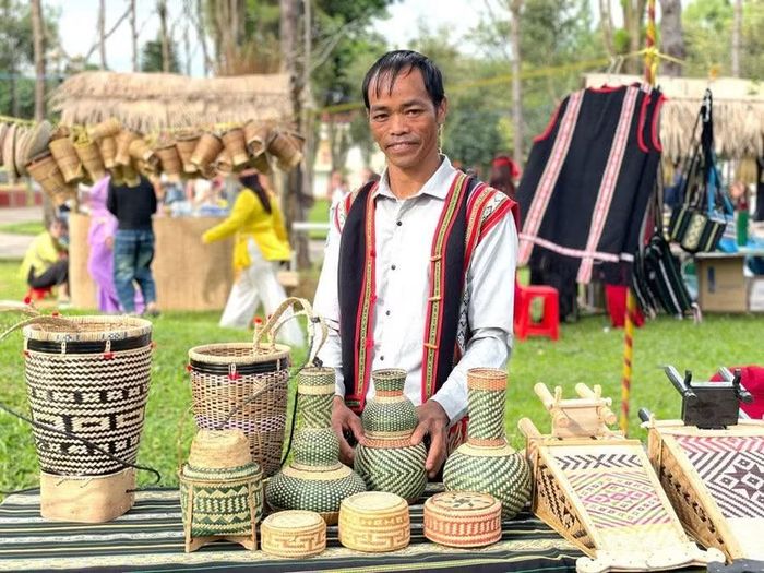  Các sản phẩm đan đát của làng Ngơm Thung (xã Ia Băng) được du khách ưa chuộng. Ảnh: ĐVCC 
