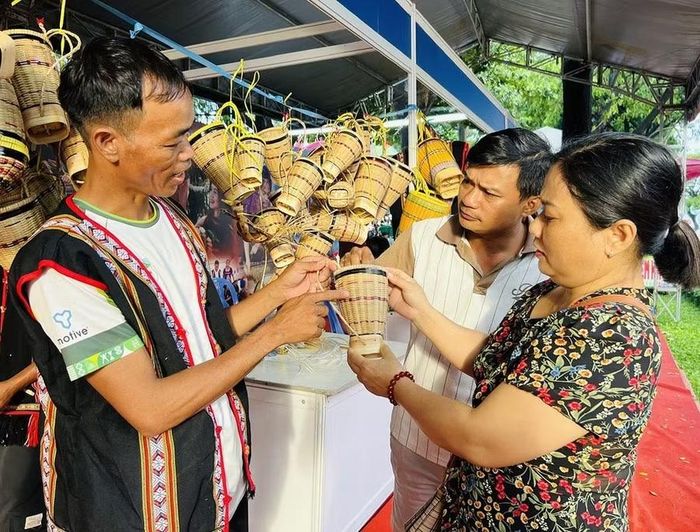  Anh Rinh (bìa trái) giới thiệu sản phẩm gùi truyền thống với nhiều kích cỡ cho du khách. Ảnh: ĐVCC 