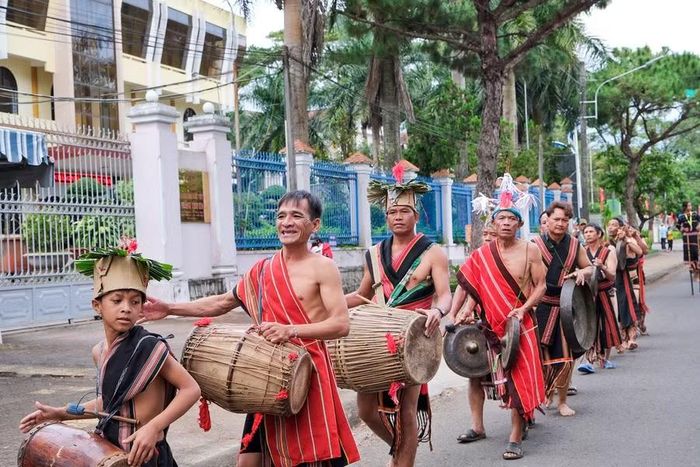  Đã có 9 tỉnh, thành trong nước có sử dụng cồng chiêng đăng ký tham gia Festival năm 2026. Trong ảnh: Đoàn nghệ nhân tỉnh Quảng Ngãi trình diễn cồng chiêng đường phố năm 2023 tại Gia Lai. Ảnh: Hoàng Ngọc 
