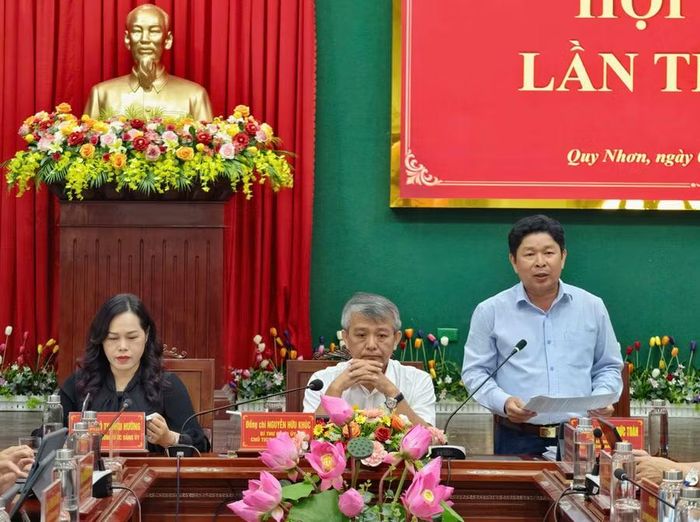  Phó Bí thư Đảng ủy, Chủ tịch UBND phường Quy Nhơn Nguyễn Đức Toàn trao đổi các nhiệm vụ, giải pháp phát triển kinh tế - xã hội trong 3 tháng cuối năm. Ảnh: Dũng Nhân 