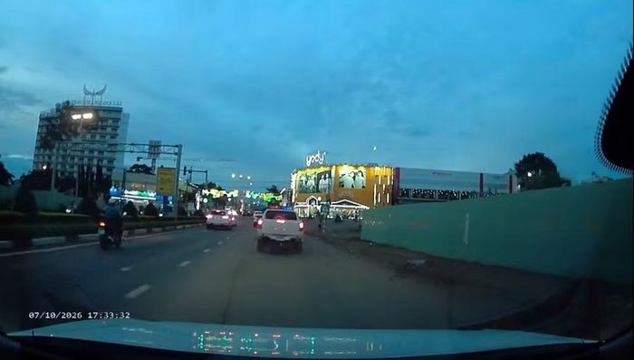 Xe chuyên dụng của CSGT đã dẫn đường hơn 20 km cho người bị nạn đi cấp cứu. Ảnh chụp màn hình 