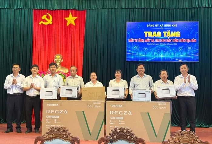  Đảng ủy xã Bình Khê trao tặng máy vi tính, máy in và ti vi cho các chi bộ. Ảnh: Úc Ly 