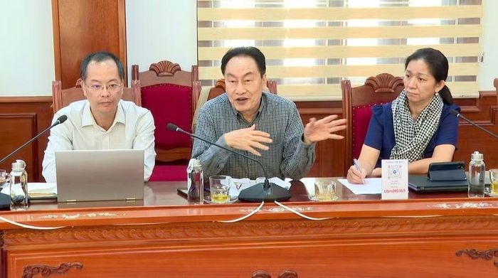  Ông Lã Quốc Khánh - Phó Chủ tịch Thường trực Hiệp hội Văn hóa ẩm thực Việt Nam (giữa) trao đổi tại buổi làm việc. Ảnh: Bình Dương 