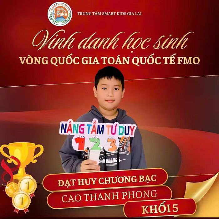  Em Cao Thanh Phong được Trung tâm Smart Kids Gia Lai vinh danh với thành tích huy chương bạc vòng Quốc gia kỳ thi Olympic Toán học quốc tế FMO. Ảnh: NVCC 