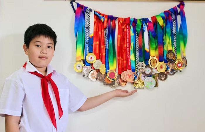  Những tấm huy chương ghi dấu thành tích của Phong trong học tập và thi đấu cờ vua. Ảnh: M.C 