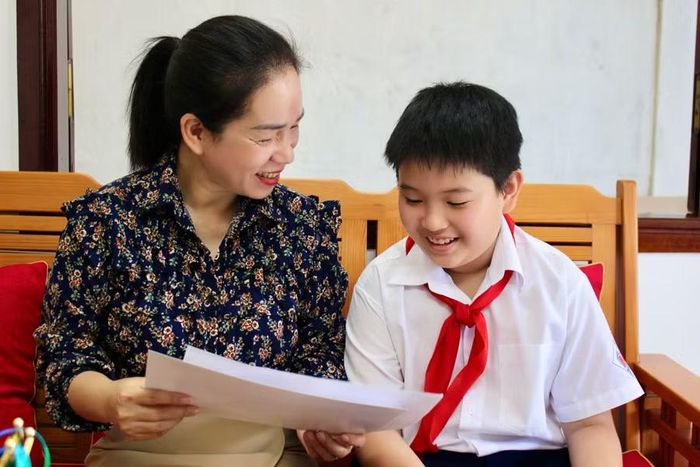  Phong trao đổi cùng mẹ về việc học Toán và cờ vua. Ảnh: M.C 