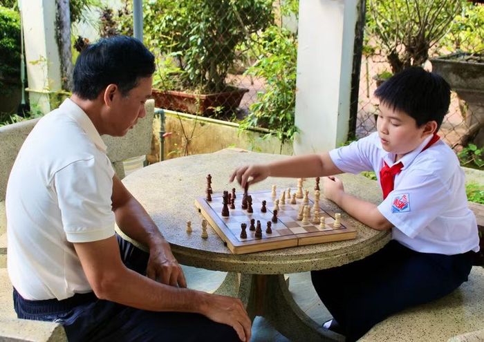  Phong tập luyện cờ vua tại nhà, rèn khả năng tính toán và sự tập trung. Ảnh: M.C 