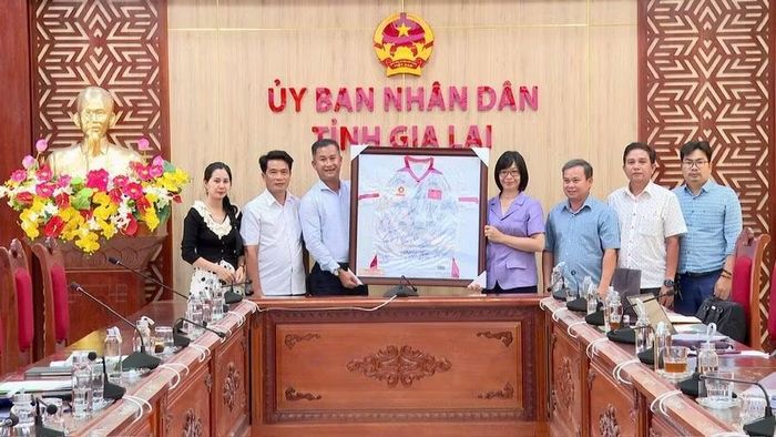  CLB bóng đá Quy Nhơn United tặng chiếc áo thi đấu của đội tuyển bóng đá quốc gia Việt Nam cho tỉnh. Ảnh: Bình Dương 