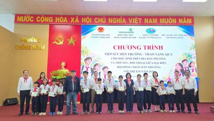  Chương trình trao 12 suất quà cho các em học sinh có hoàn cảnh khó khăn, vượt khó trong học tập. Ảnh: Bá Bính 