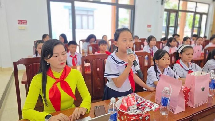  Các em học sinh đặt các câu hỏi, kiến nghị cho UBND phường giải đáp. Ảnh: Bá Bính 