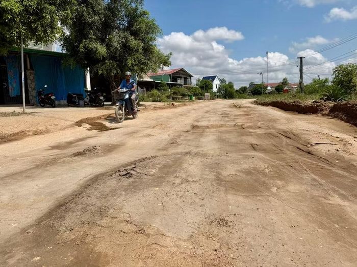  Mặt đường tỉnh 638 qua thôn Thuận Truyền (xã Bình Hiệp) biến dạng, gây khó khăn cho người dân trong việc đi lại hằng ngày. Ảnh: Nguyễn Chơn 