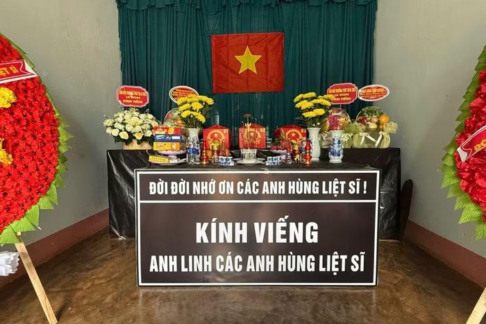 Các hài cốt liệt sĩ sau khi cất bốc được quàn, tổ chức hương khói và thờ cúng tại trụ sở Ban CHQS xã Ia Dom. Ảnh: Viết Tuấn
