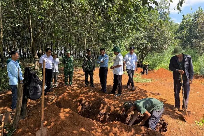 Đội K52 quy tập thêm một hài cốt liệt sĩ tại làng Bi. Ảnh: Viết Tuấn