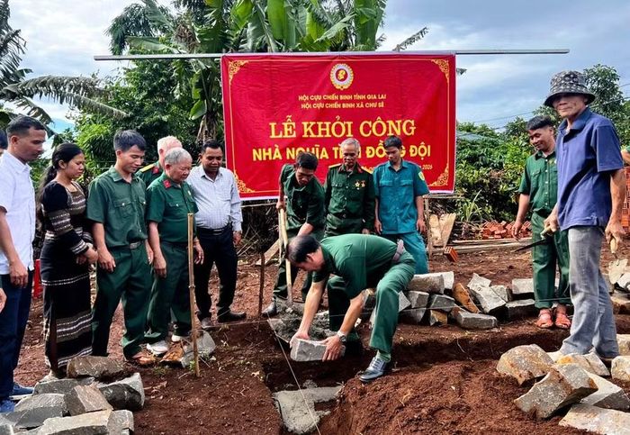 Hội CCB xã Chư Sê khởi công xây dựng "Nhà nghĩa tình đồng đội" cho hội viên Siu Thanh Doanh thuộc Chi hội CCB làng Hăng Ring. Ảnh: T.L