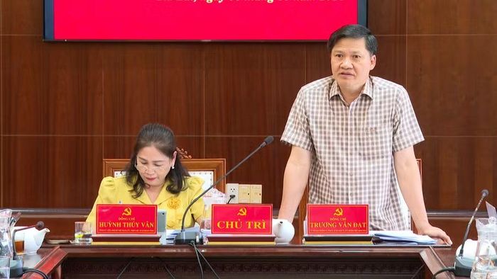  Bí thư Đảng ủy, Phó Chủ tịch Thường trực HĐND tỉnh Trương Văn Đạt phát biểu tại hội nghị. Ảnh: Bình Dương 