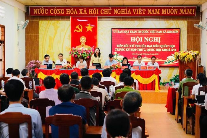 Quang cảnh buổi tiếp xúc cử tri tại xã Phù Mỹ Tây. Ảnh: N.H