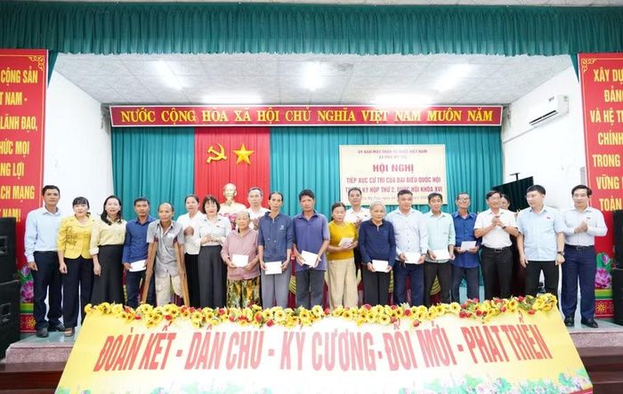 Đoàn đại biểu Quốc hội tỉnh tặng quà cho các gia đình chính sách tiêu biểu trên địa bàn xã Phù Mỹ Tây. Ảnh: N.H
