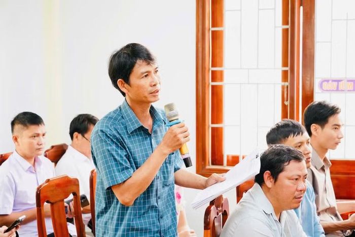 Cử tri xã Kim Sơn nêu kiến nghị với các đại biểu Quốc hội. Ảnh: N.H