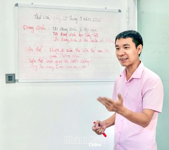 Anh Nguyễn Khắc Tiến dạy tiếng Việt cho người nước ngoài.