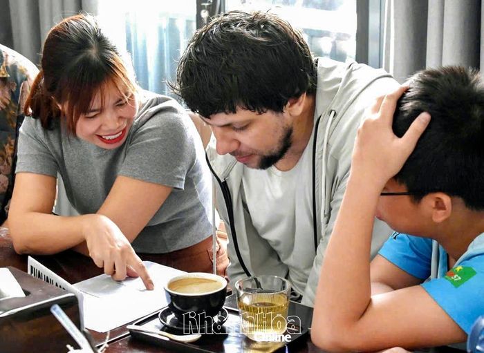 Tình nguyện viên trao đổi kiến thức với người nước ngoài tại lớp học.