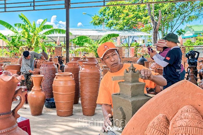 Làng gốm Bàu Trúc (xã Ninh Phước) là địa điểm tham quan được nhiều du khách yêu thích. 