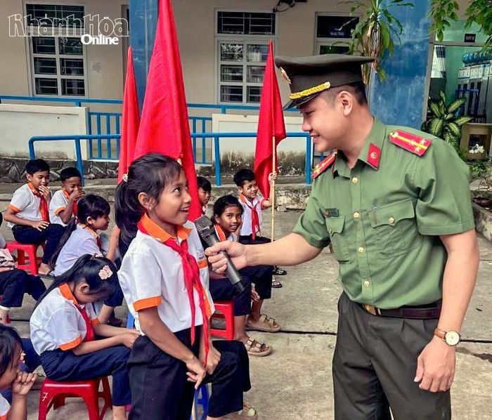 Lực lượng Công an xã Công Hải tuyên truyền cho học sinh về các loại tội phạm lừa đảo trên không gian mạng. (Nguồn: Công an xã Công Hải)