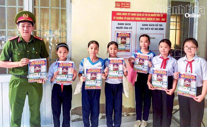 Lực lượng Công an phường Ba Ngòi tuyên truyền phòng, chống ma túy cho học sinh. (Nguồn: Công an phường Ba Ngòi)