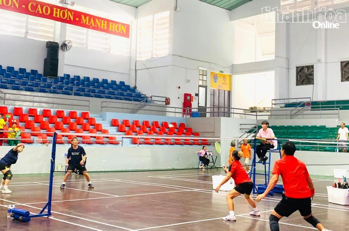 Các vận động viên thi đấu cầu lông.