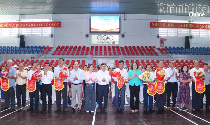Ban tổ chức và các đại biểu tặng hoa, cờ lưu niệm cho các đoàn tham gia hội thao.
