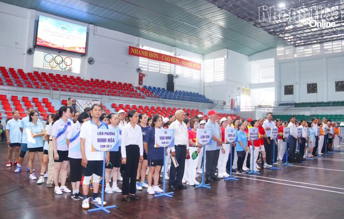 Các đoàn vận động viên tham gia hội thao.