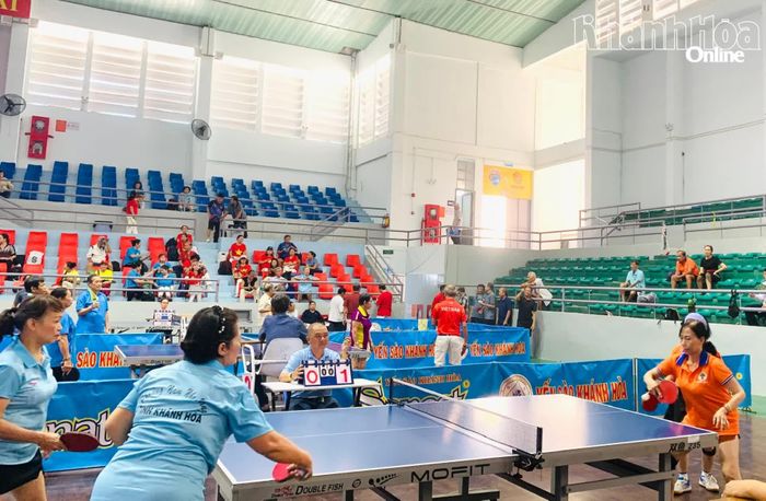 Các vận động viên thi đấu bóng bàn.
