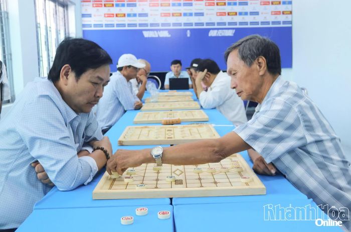 Các vận động viên thi đấu cờ tướng.