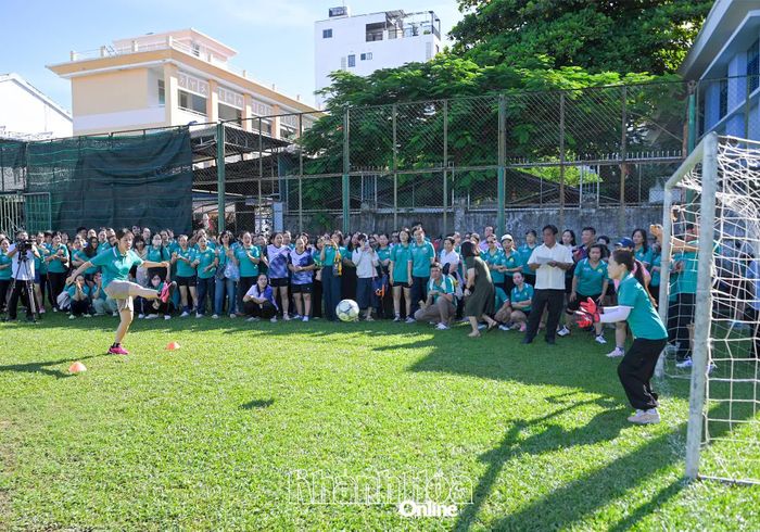 Các vận động viên thi đấu sút cầu môn nữ.