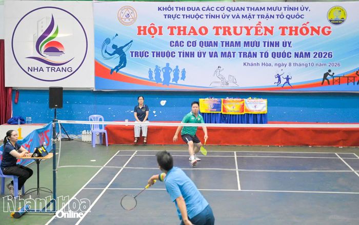 Các vận động viên thi đấu môn cầu lông.