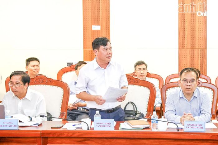 Lãnh đạo Sở Nông nghiệp và Môi trường báo cáo làm rõ một số nội dung được các ban của HĐND tỉnh đặt ra sau thẩm tra.