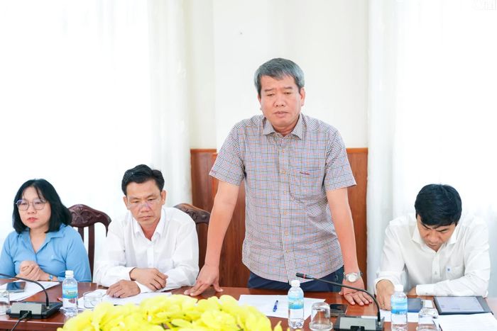 Lãnh đạo xã Vĩnh Hải báo cáo tại cuộc họp.