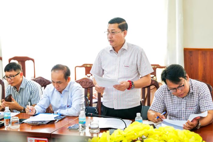 Lãnh đạo xã Phước Dinh báo cáo tại cuộc họp.